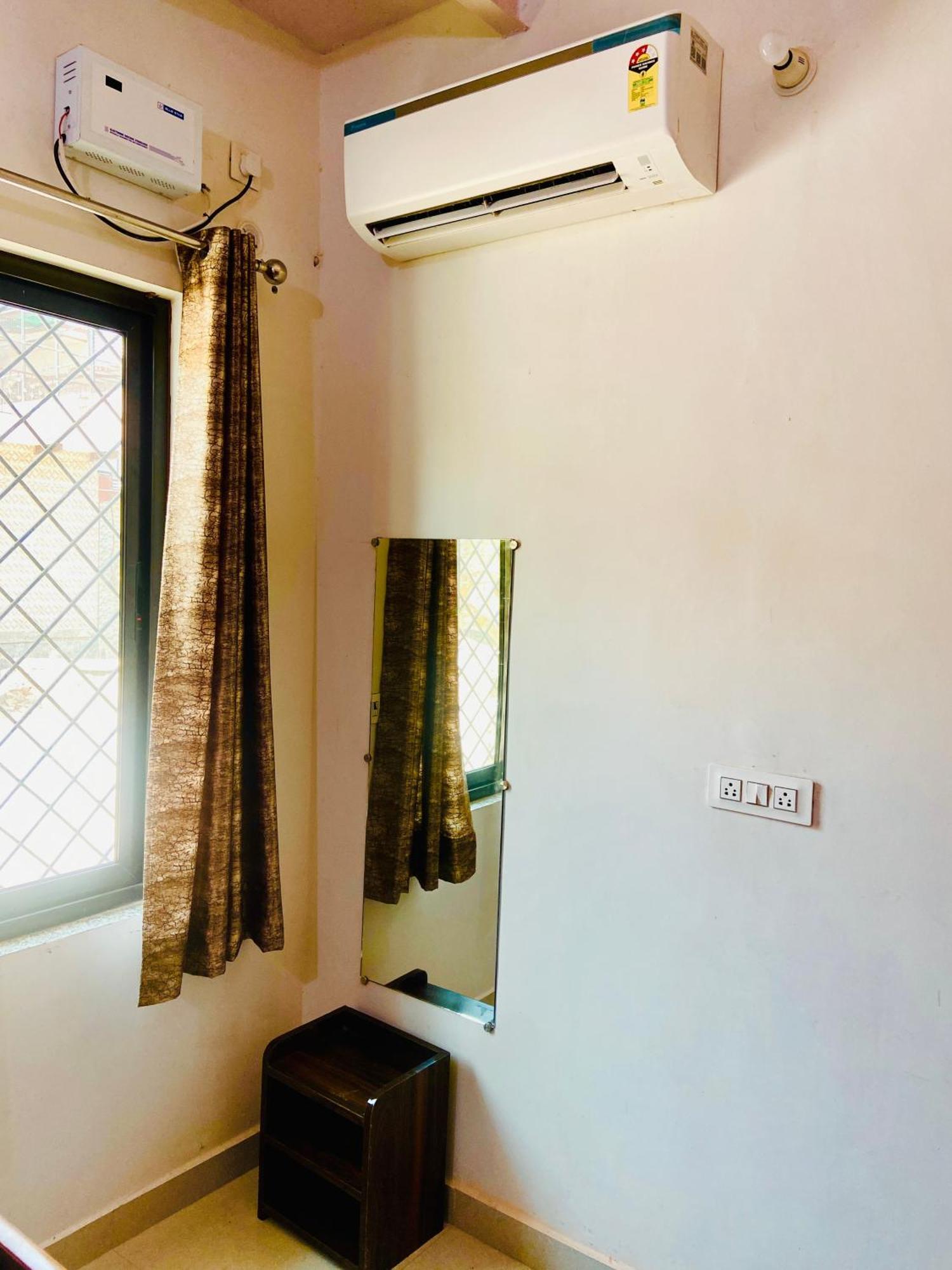 Nirupam Sadan Homestay Vrindavan Exterior photo